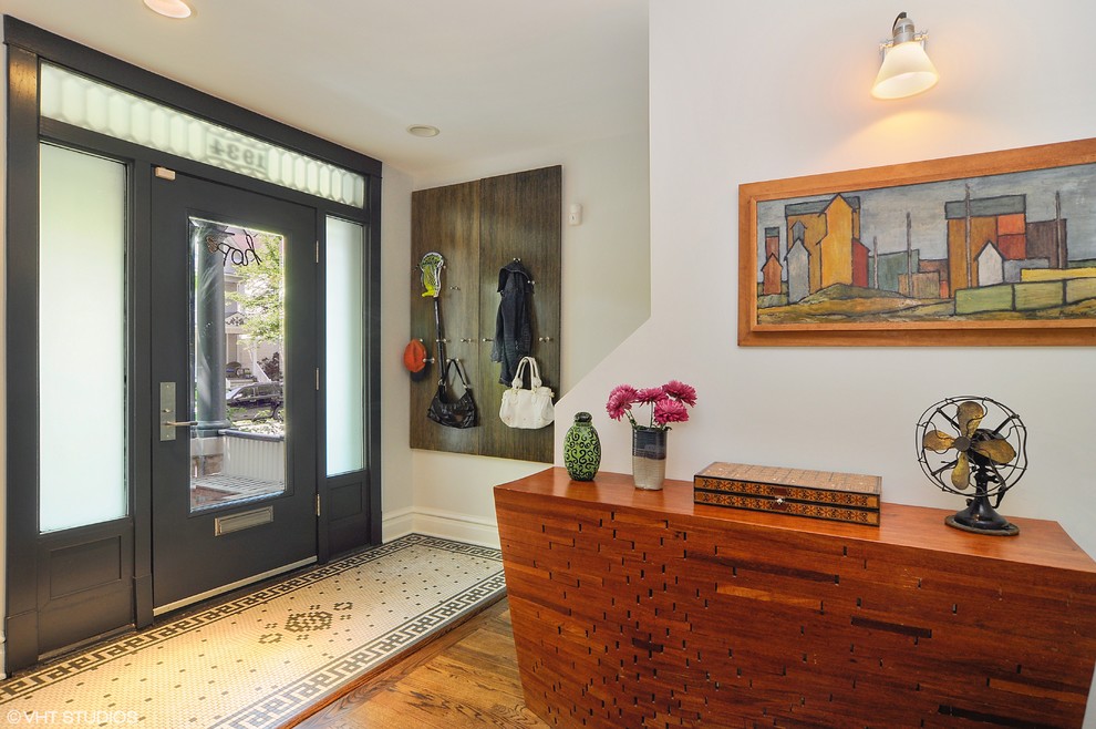 Foto de distribuidor clásico renovado de tamaño medio con suelo de baldosas de cerámica, puerta simple y puerta gris