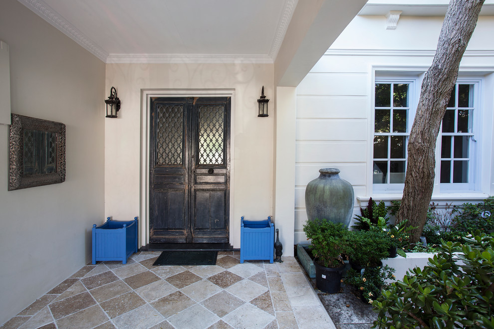 Immagine di una porta d'ingresso minimal di medie dimensioni con una porta a due ante, una porta in legno scuro e pavimento beige