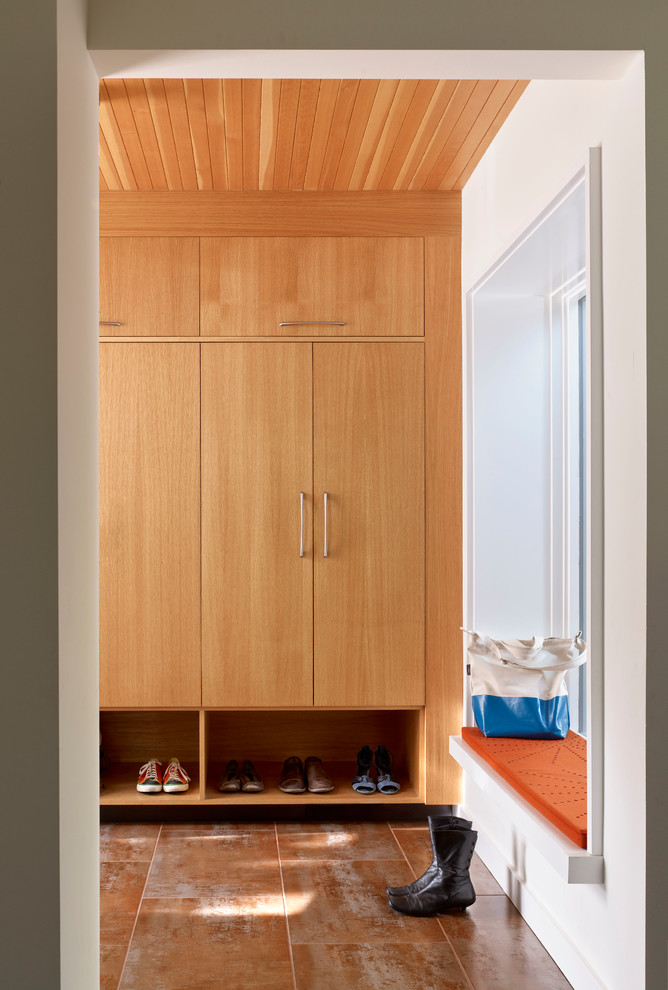 Идея дизайна: тамбур среднего размера со шкафом для обуви в стиле модернизм с полом из керамической плитки, одностворчатой входной дверью и белыми стенами