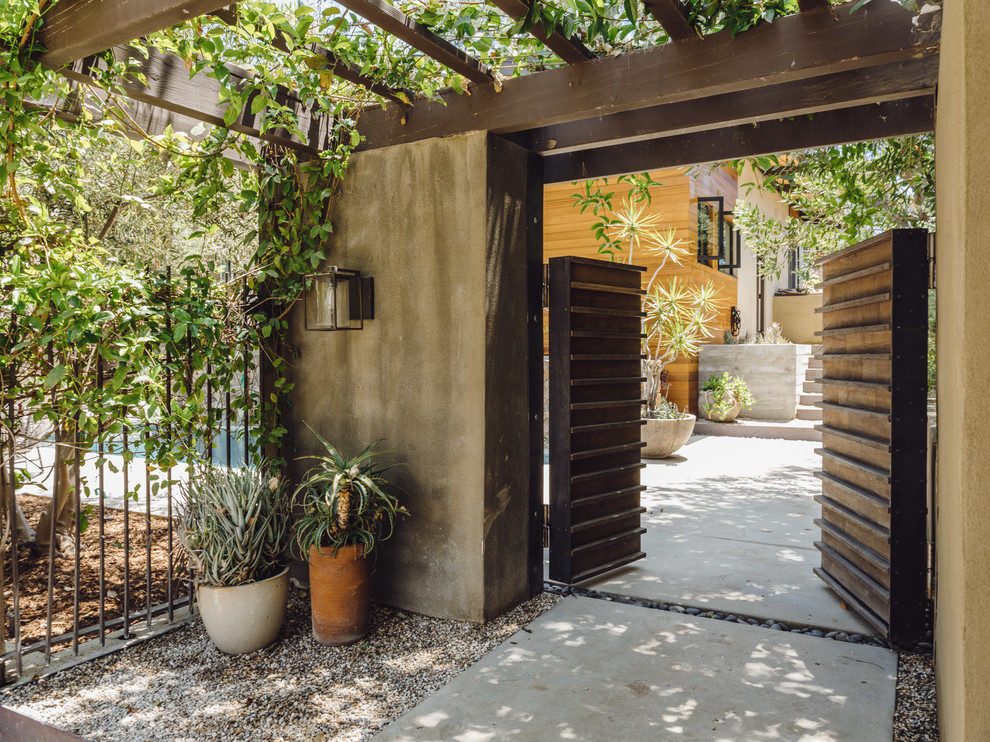 Foto de entrada de estilo americano de tamaño medio con suelo de cemento, puerta doble, puerta de madera en tonos medios y paredes marrones