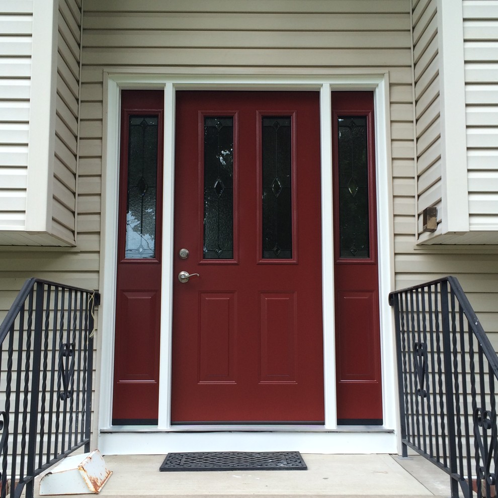 Réalisation d'une porte d'entrée avec une porte simple et une porte rouge.