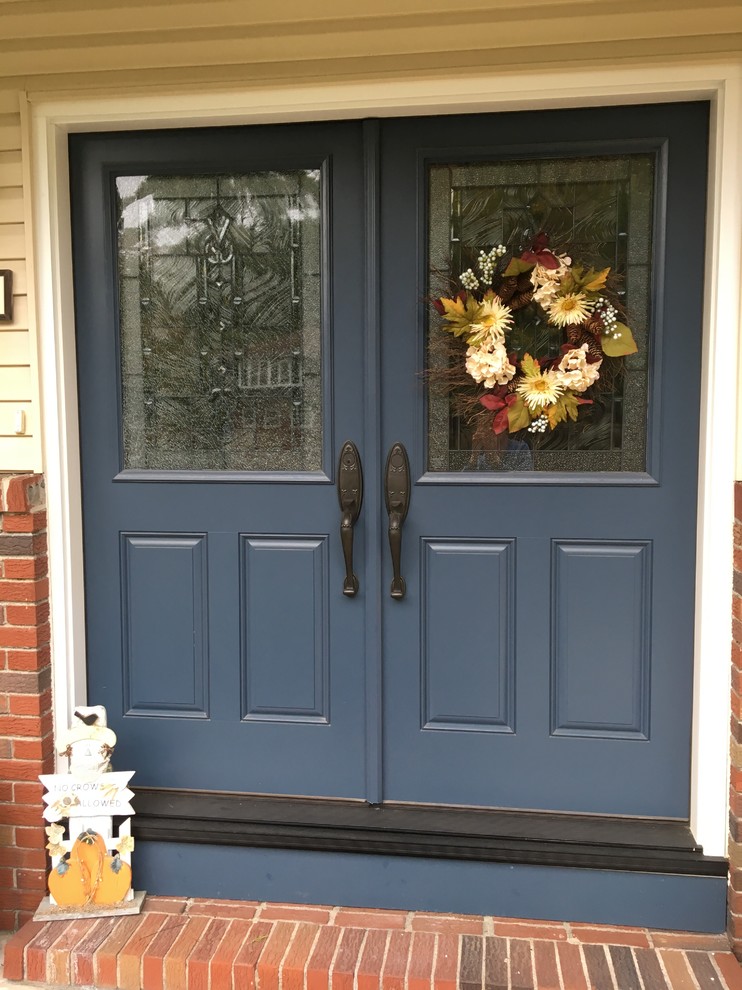 Стильный дизайн: входная дверь в классическом стиле с двустворчатой входной дверью и синей входной дверью - последний тренд