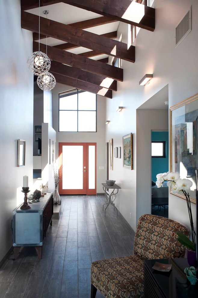 Diseño de hall actual de tamaño medio con paredes grises, suelo de madera oscura, puerta simple, puerta de vidrio y suelo marrón