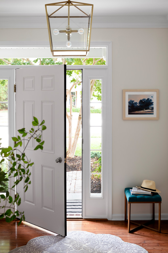 Идея дизайна: фойе в стиле неоклассика (современная классика) с белыми стенами, паркетным полом среднего тона, одностворчатой входной дверью, белой входной дверью и коричневым полом