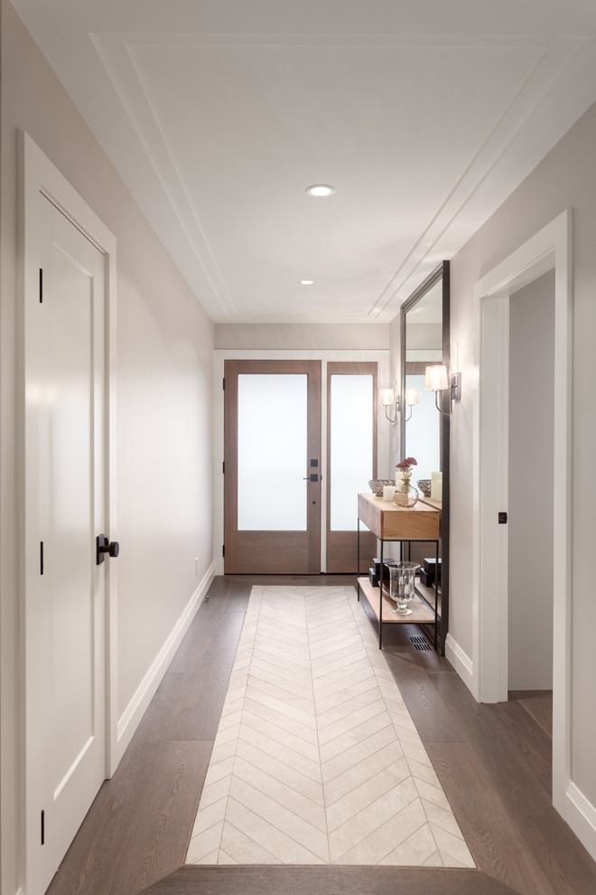 Idées déco pour une petite entrée classique avec un couloir, un mur gris, un sol en bois brun, une porte simple, une porte en bois brun et un sol marron.