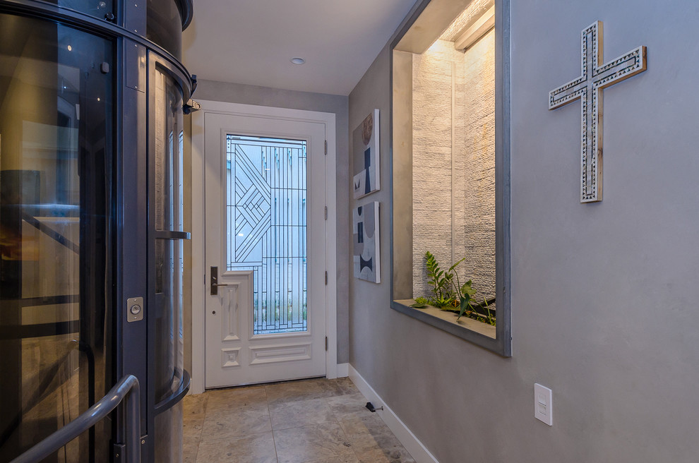 Exemple d'un petit hall d'entrée tendance avec un mur gris, un sol en carrelage de céramique, une porte simple, une porte en verre et un sol marron.