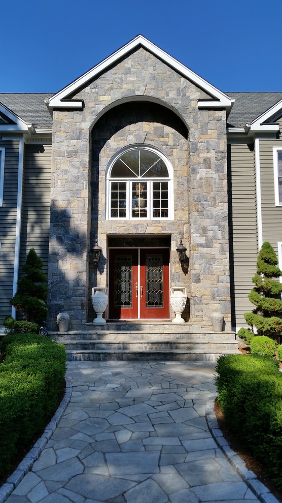 На фото: большая входная дверь в классическом стиле с серыми стенами, бетонным полом, двустворчатой входной дверью и входной дверью из дерева среднего тона с