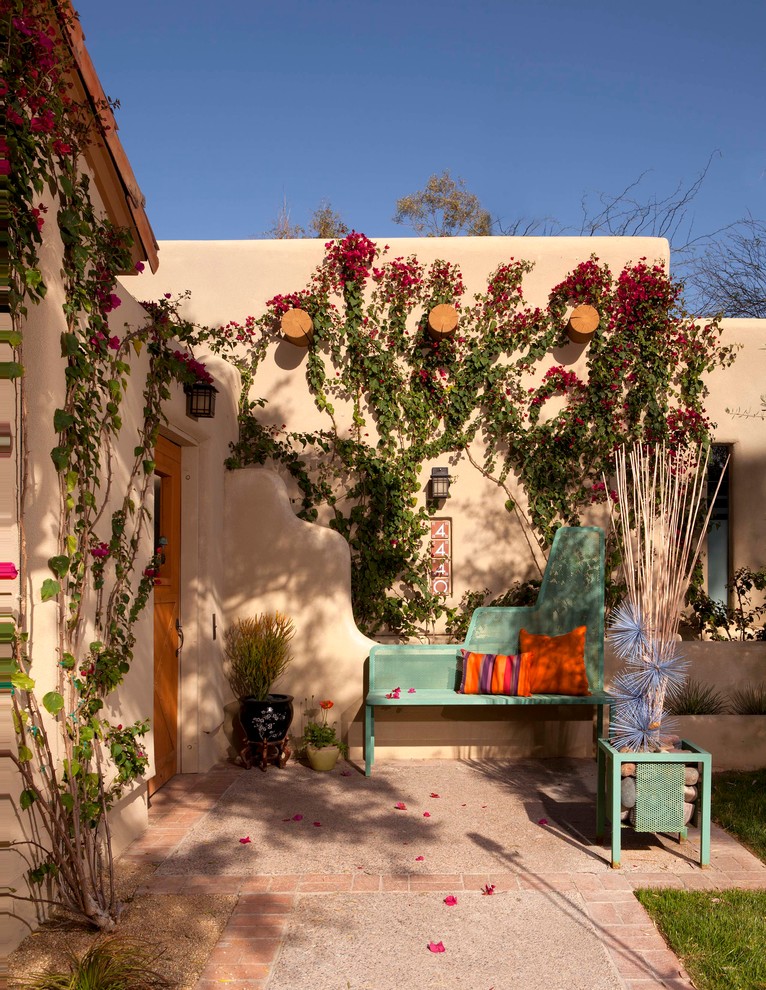 Mediterrane Haustür mit Einzeltür und hellbrauner Holzhaustür in Phoenix