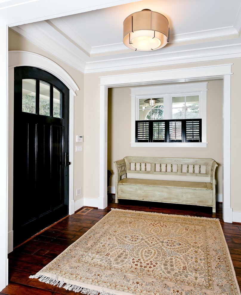 Klassische Haustür mit beiger Wandfarbe, dunklem Holzboden, Einzeltür und schwarzer Haustür in Washington, D.C.