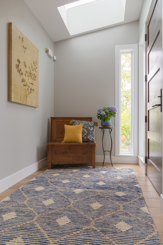 Источник вдохновения для домашнего уюта: фойе среднего размера в стиле модернизм с серыми стенами, паркетным полом среднего тона, одностворчатой входной дверью и коричневой входной дверью