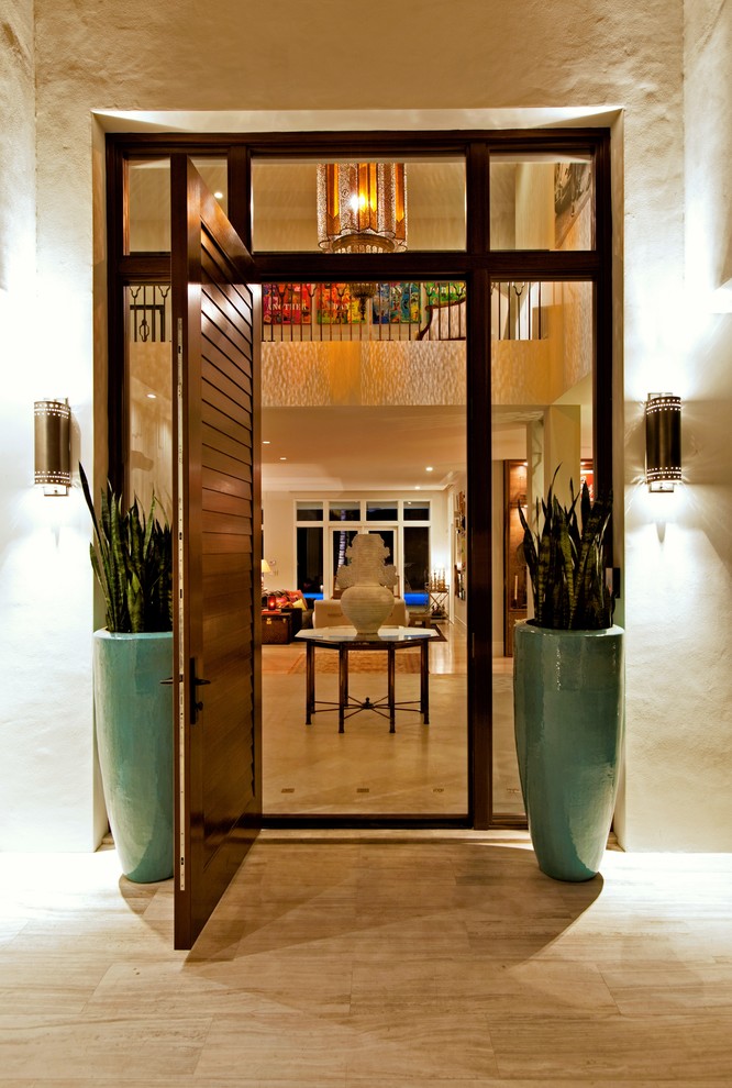 Diseño de puerta principal mediterránea con paredes beige, puerta simple y puerta de madera oscura