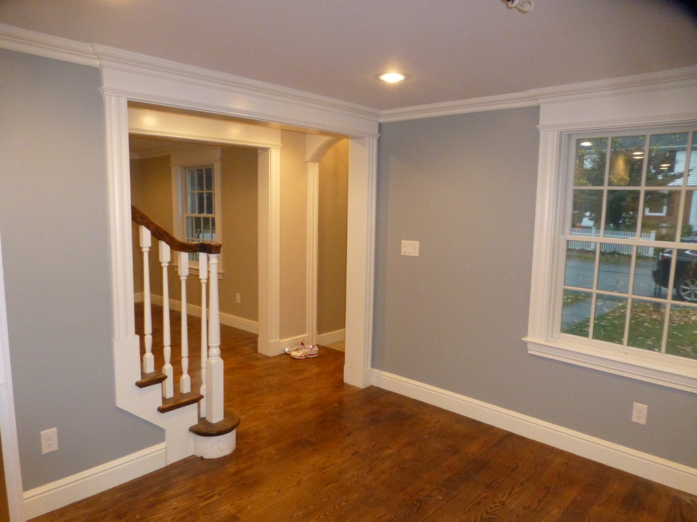 Mittelgroße Klassische Haustür mit blauer Wandfarbe und braunem Holzboden in Boston