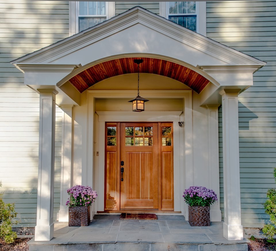 Источник вдохновения для домашнего уюта: маленькая входная дверь в классическом стиле с полом из сланца, одностворчатой входной дверью и входной дверью из светлого дерева для на участке и в саду