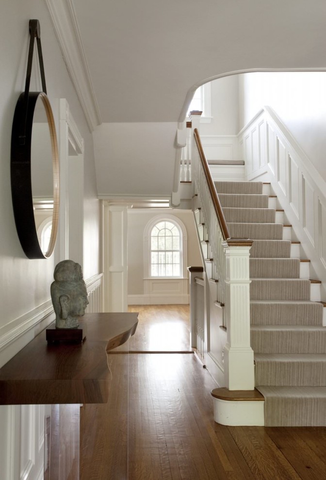 Inspiration pour une entrée traditionnelle avec un couloir, un mur blanc, un sol en bois brun et un sol marron.
