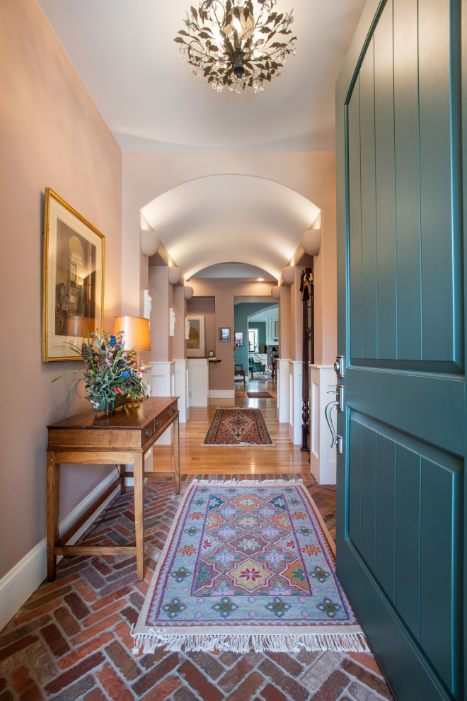 Foto di un piccolo ingresso o corridoio chic con pareti beige e pavimento in mattoni
