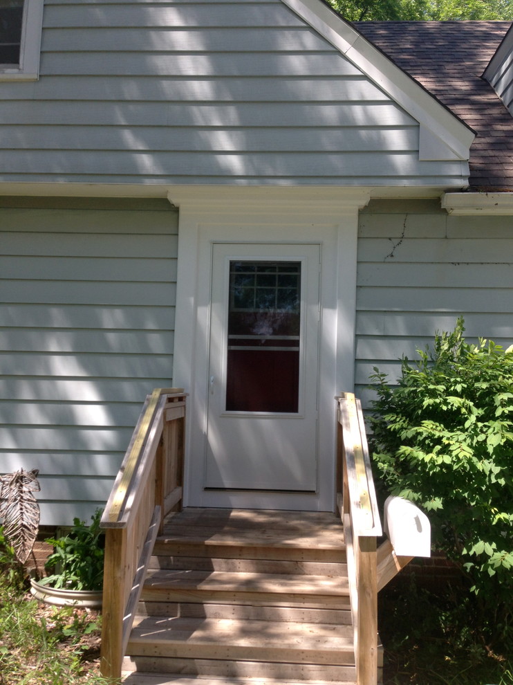 他の地域にあるお手頃価格の小さなトラディショナルスタイルのおしゃれな玄関ドア (赤いドア) の写真