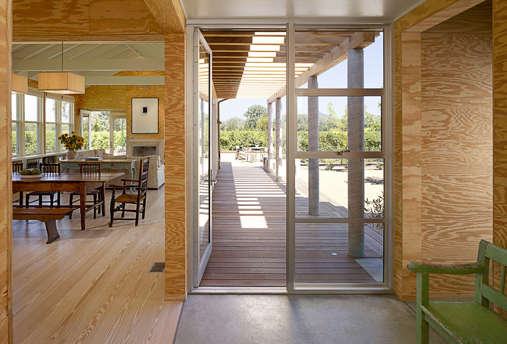 Foto de entrada de estilo de casa de campo con puerta de vidrio