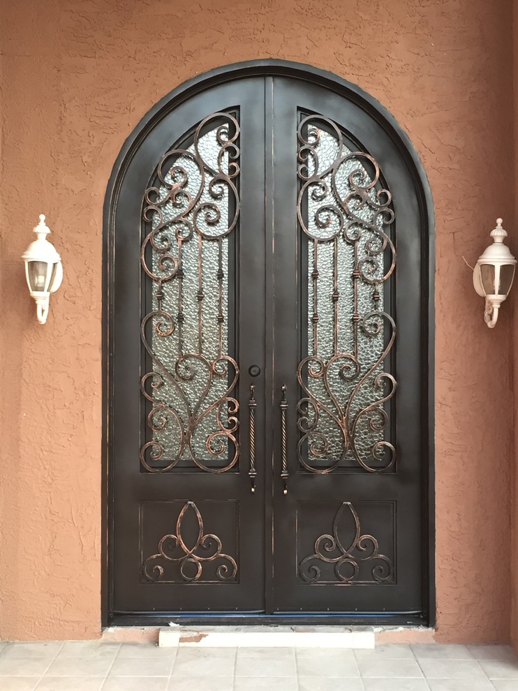 Пример оригинального дизайна: входная дверь среднего размера в классическом стиле с красными стенами, двустворчатой входной дверью и черной входной дверью