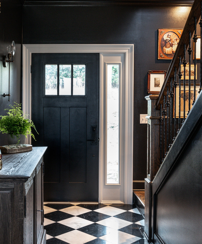 Imagen de distribuidor tradicional renovado de tamaño medio con paredes negras, suelo de mármol, puerta simple, puerta negra y suelo negro