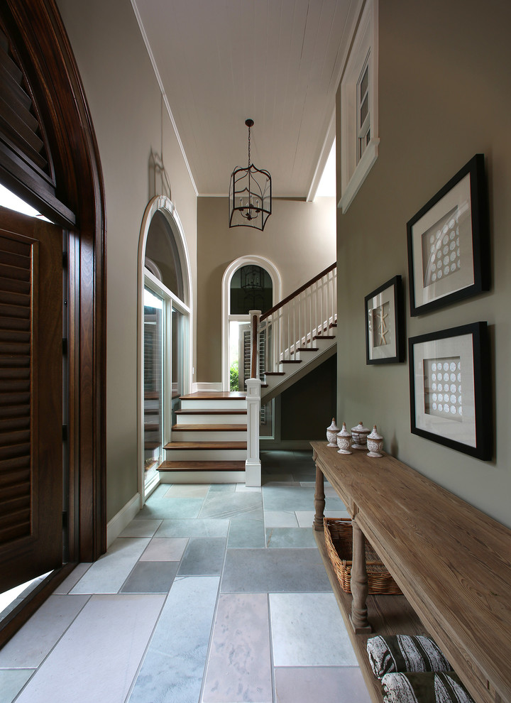 Пример оригинального дизайна: фойе в морском стиле с серыми стенами и входной дверью из темного дерева