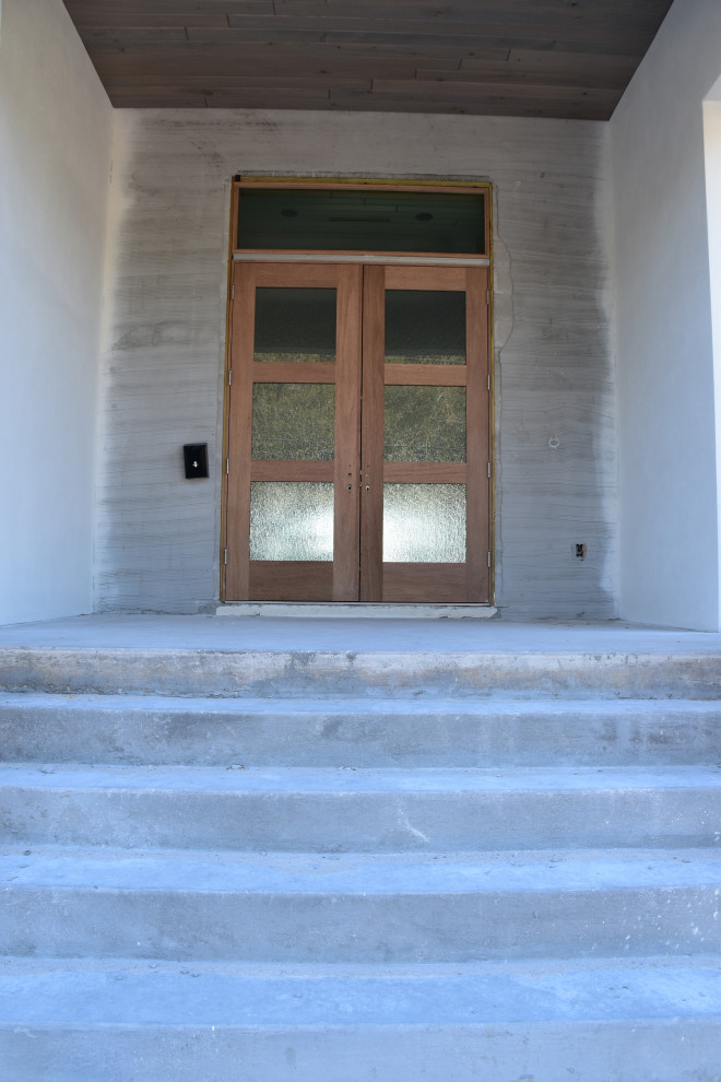 Идея дизайна: большая входная дверь в стиле неоклассика (современная классика)