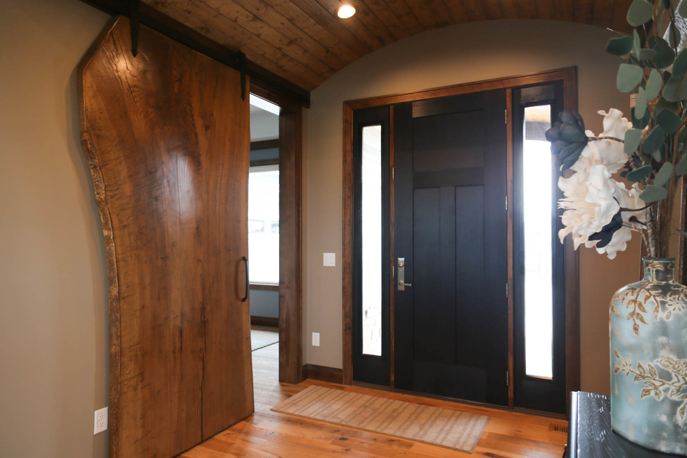 Idéer för en stor klassisk ingång och ytterdörr, med grå väggar, ljust trägolv, en enkeldörr, en svart dörr och beiget golv