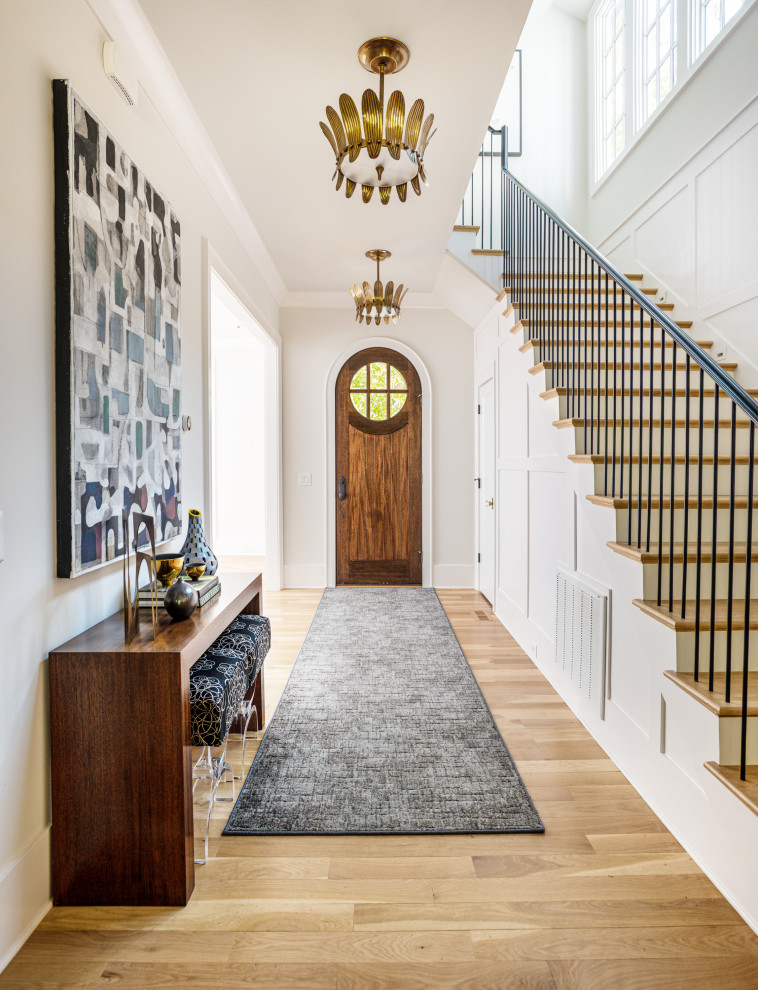 Esempio di un ingresso o corridoio chic con pareti beige, pavimento in legno massello medio, una porta singola, una porta in legno scuro e pavimento marrone