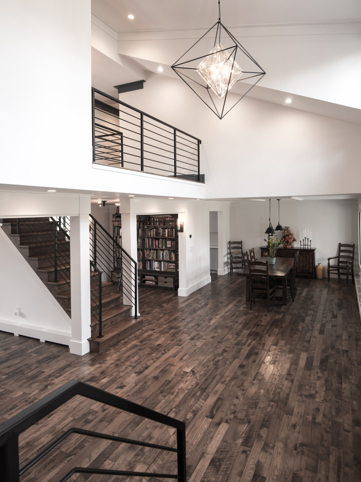 Geräumiges Modernes Foyer mit dunklem Holzboden und braunem Boden in New York