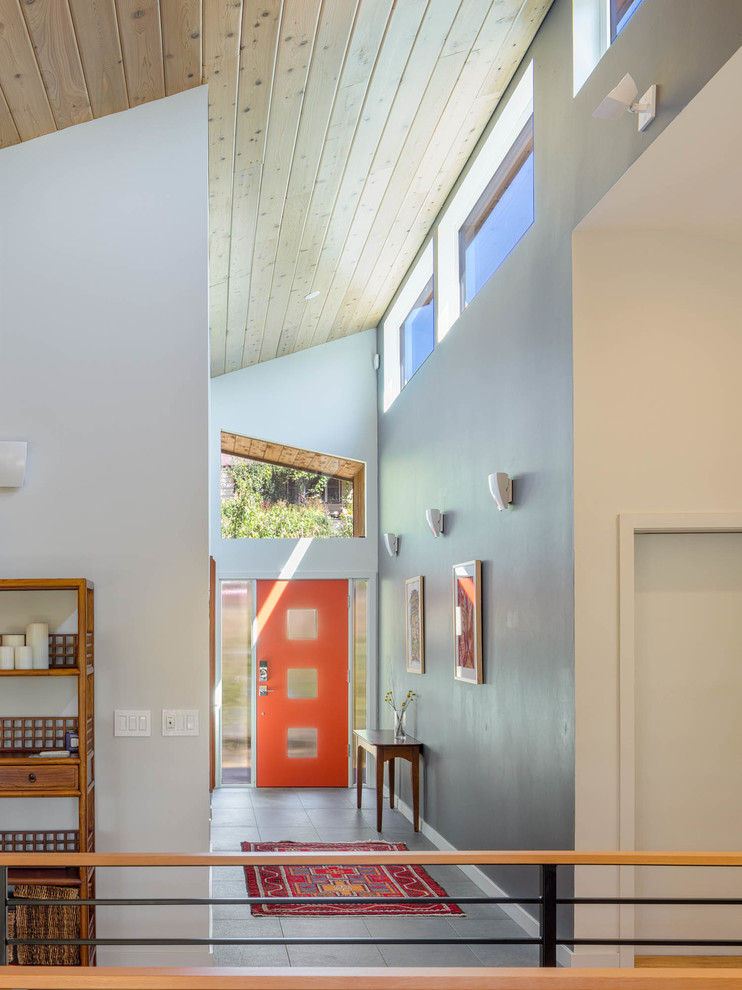 Идея дизайна: фойе среднего размера в современном стиле с серыми стенами, полом из сланца, одностворчатой входной дверью, оранжевой входной дверью и серым полом