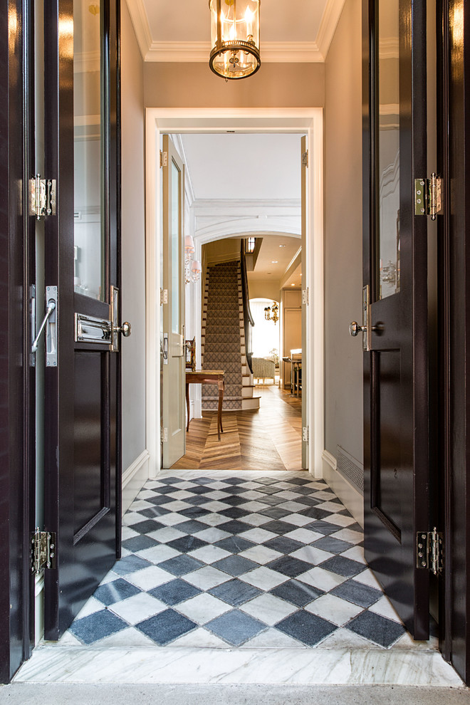 Immagine di un ingresso o corridoio tradizionale con una porta a due ante, una porta in legno scuro, pareti grigie e pavimento in marmo