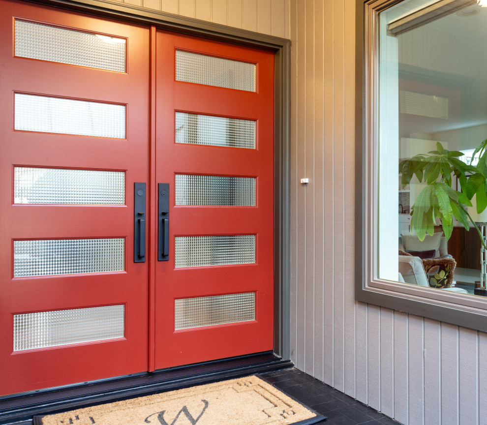 Ejemplo de puerta principal retro con paredes blancas, suelo de baldosas de cerámica, puerta doble, puerta roja y suelo negro