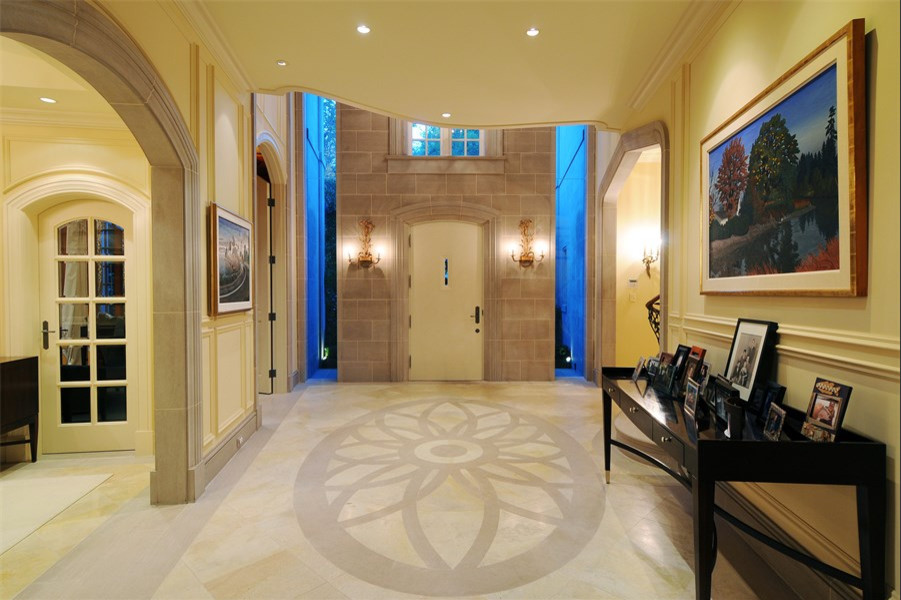 Ispirazione per un ingresso o corridoio mediterraneo con pareti beige, pavimento in pietra calcarea e una porta singola