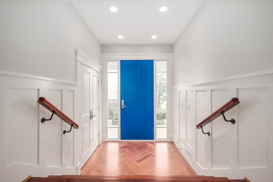 Inspiration för en mellanstor vintage ingång och ytterdörr, med vita väggar, mellanmörkt trägolv, en enkeldörr och en blå dörr