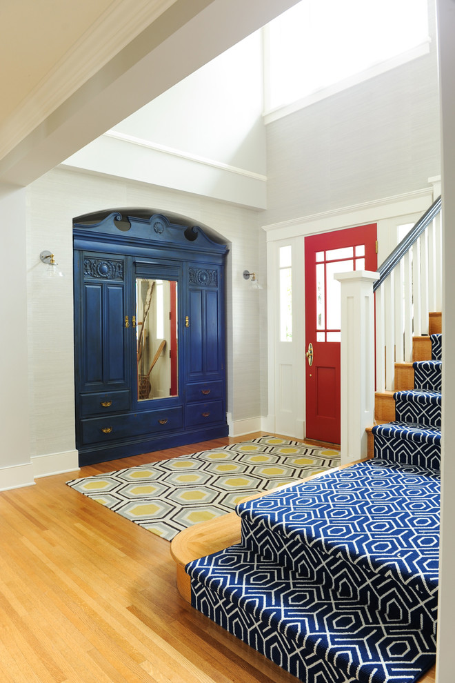 На фото: большое фойе в морском стиле с серыми стенами, светлым паркетным полом, одностворчатой входной дверью, красной входной дверью и коричневым полом