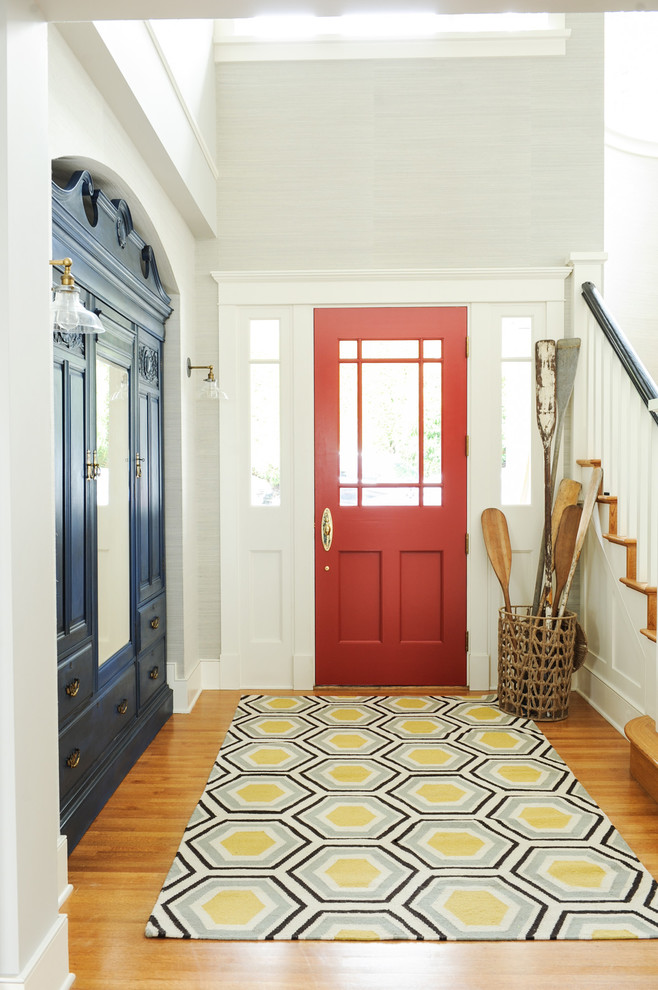Пример оригинального дизайна: большое фойе в морском стиле с серыми стенами, светлым паркетным полом, одностворчатой входной дверью, красной входной дверью и оранжевым полом