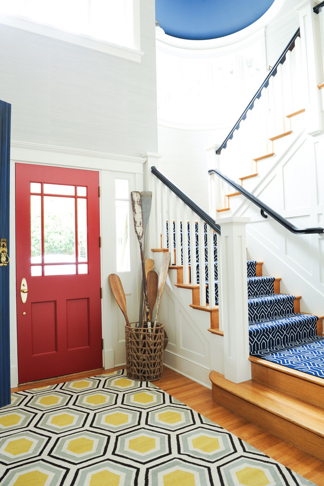 Свежая идея для дизайна: большое фойе в морском стиле с одностворчатой входной дверью, красной входной дверью, серыми стенами, светлым паркетным полом и коричневым полом - отличное фото интерьера