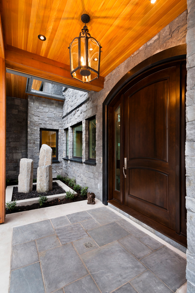 Große Klassische Haustür mit grauer Wandfarbe, braunem Holzboden, Einzeltür und dunkler Holzhaustür in Vancouver