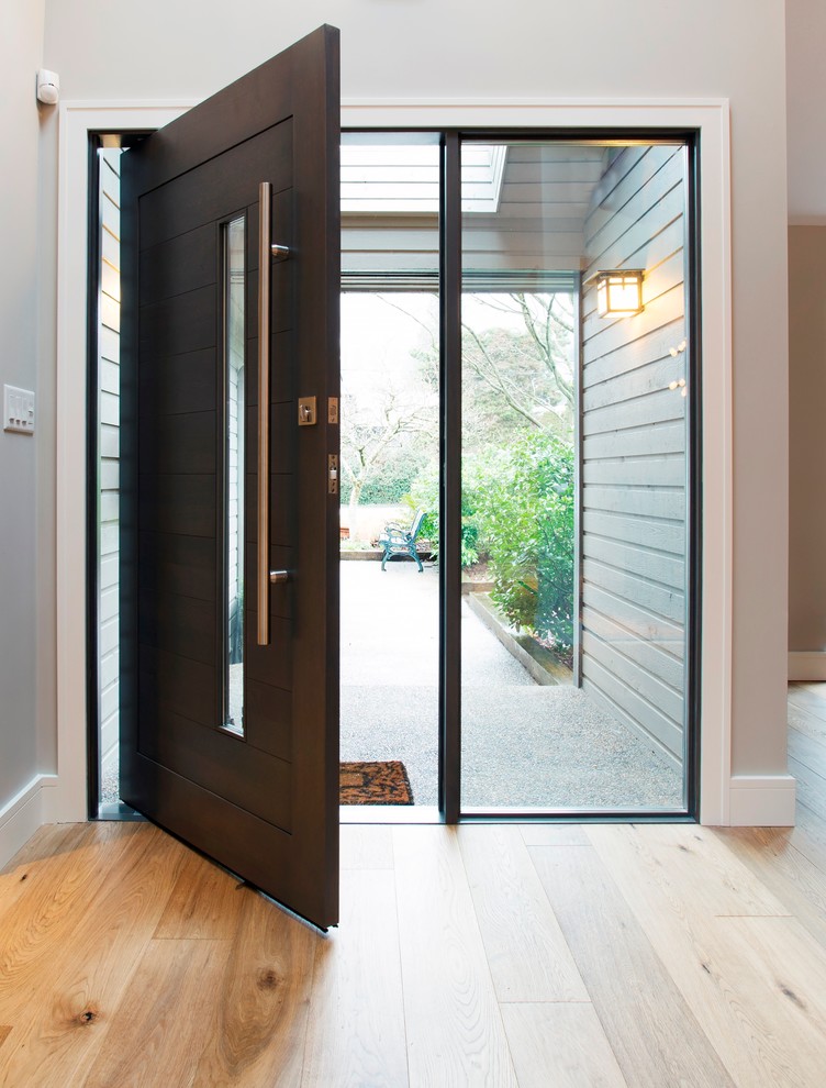 Источник вдохновения для домашнего уюта: большая входная дверь в современном стиле с серыми стенами, светлым паркетным полом, поворотной входной дверью и входной дверью из темного дерева