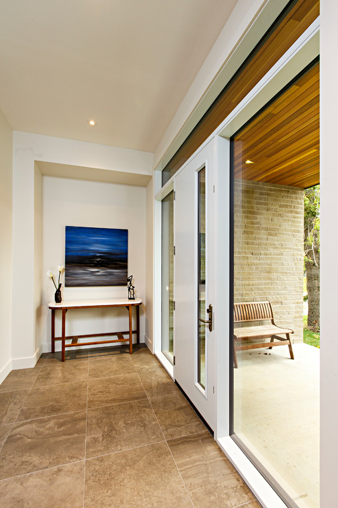 Esempio di una piccola porta d'ingresso minimal con pareti bianche, pavimento con piastrelle in ceramica, una porta singola e una porta bianca