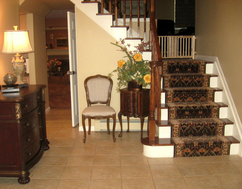 Источник вдохновения для домашнего уюта: фойе среднего размера в классическом стиле с бежевыми стенами, полом из керамической плитки и бежевым полом