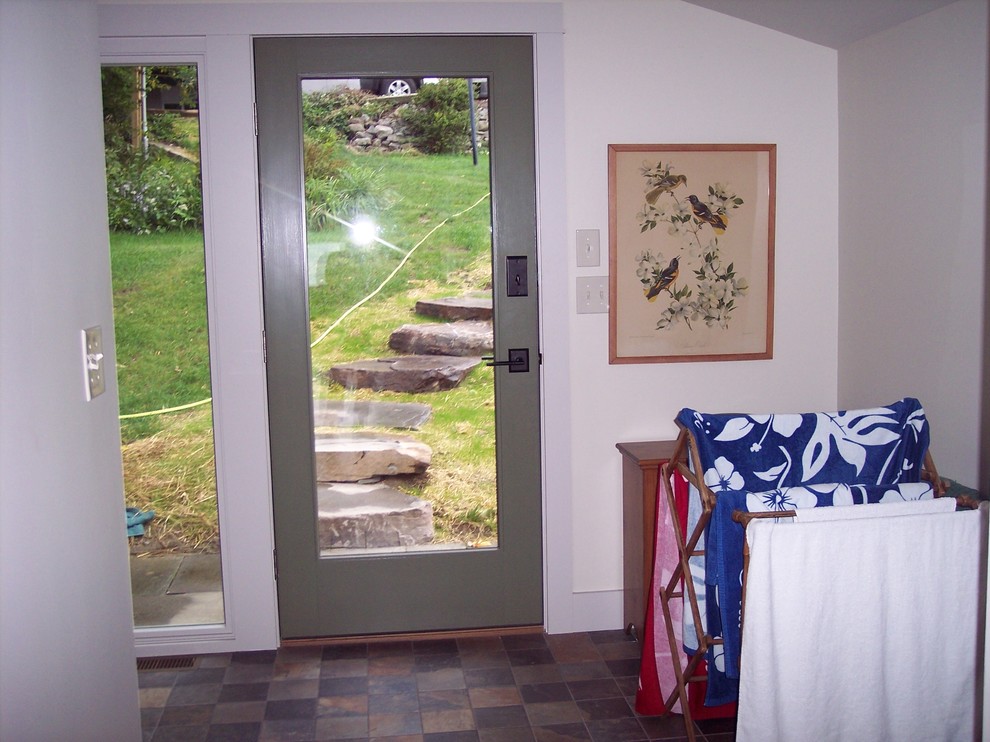 Foto di un piccolo ingresso minimal con pareti bianche, pavimento in gres porcellanato, una porta singola, una porta verde e pavimento marrone
