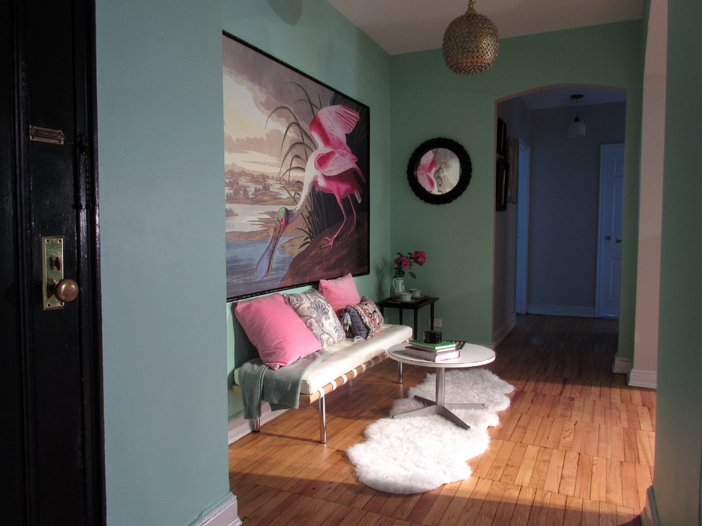 Kleines Modernes Foyer mit grüner Wandfarbe, hellem Holzboden, blauer Haustür und beigem Boden in New York