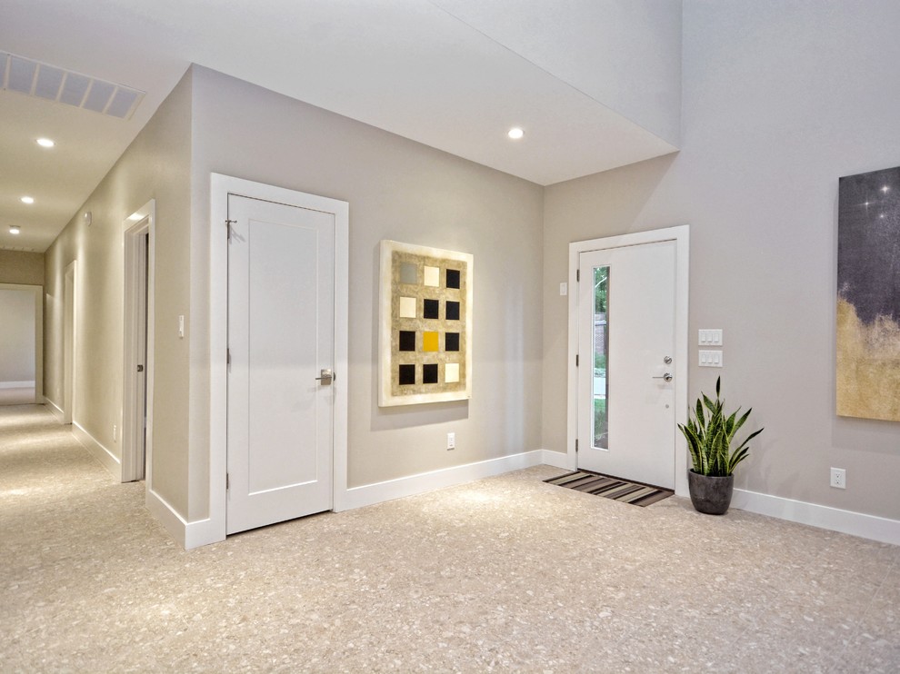 На фото: большое фойе в стиле ретро с серыми стенами, полом из терраццо, одностворчатой входной дверью и белой входной дверью с