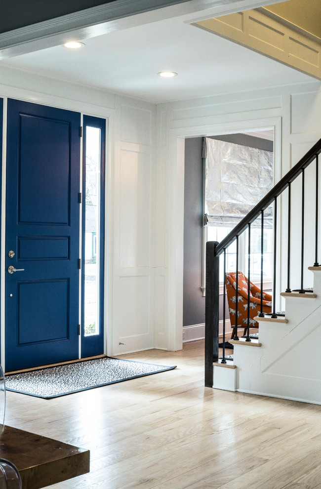 Esempio di una piccola porta d'ingresso classica con pareti beige, parquet chiaro, una porta singola, una porta blu e pavimento beige