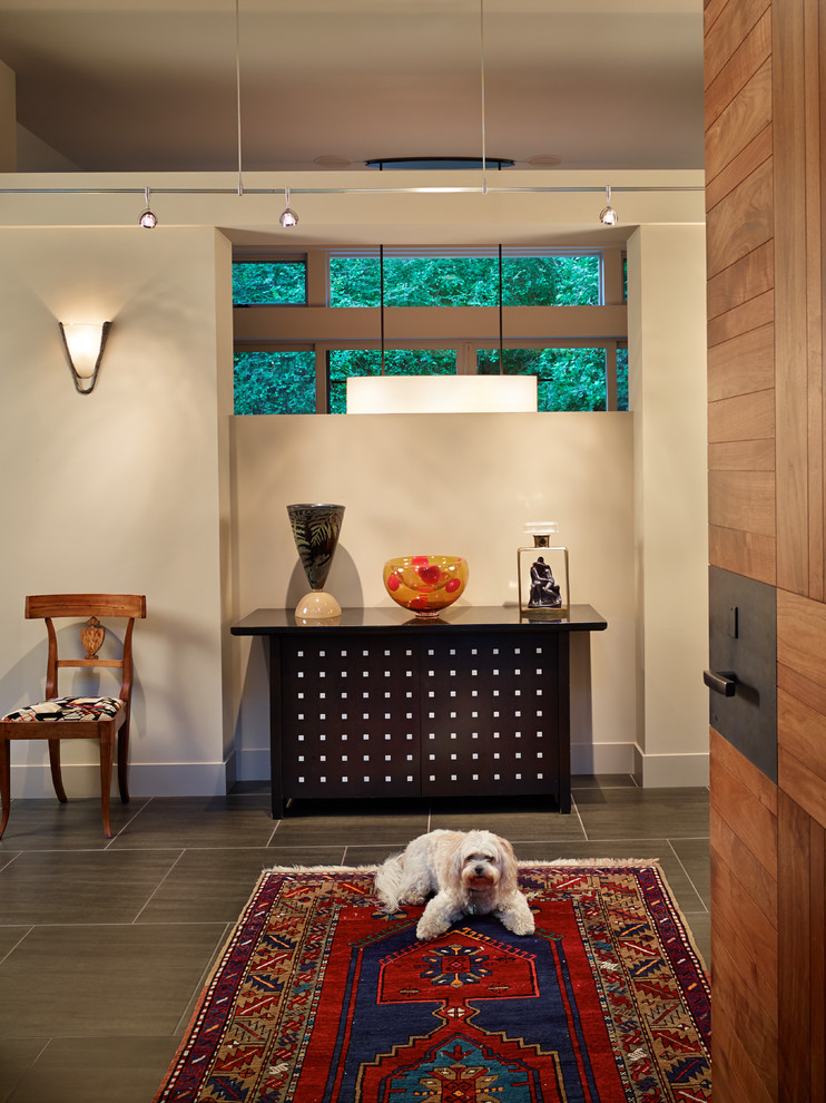 Mittelgroße Moderne Haustür mit beiger Wandfarbe, Porzellan-Bodenfliesen, Drehtür, hellbrauner Holzhaustür und grauem Boden in Seattle