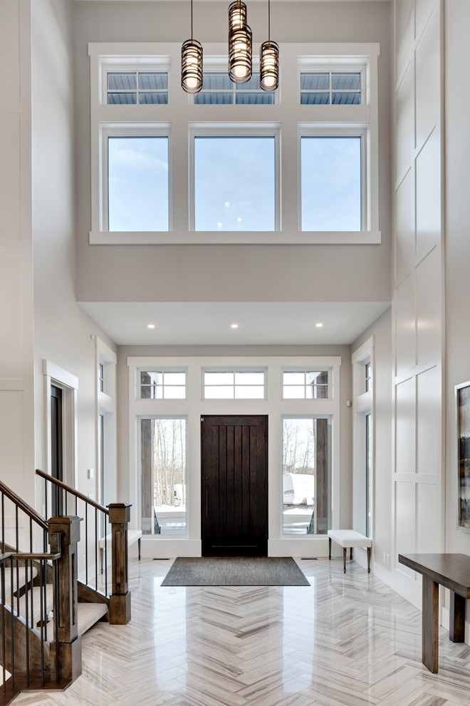 Esempio di un ampio ingresso chic con pareti grigie, pavimento in marmo, una porta singola, una porta in legno scuro e pavimento bianco