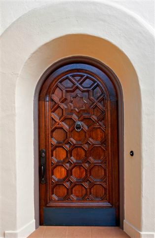 サンフランシスコにある地中海スタイルのおしゃれな玄関の写真