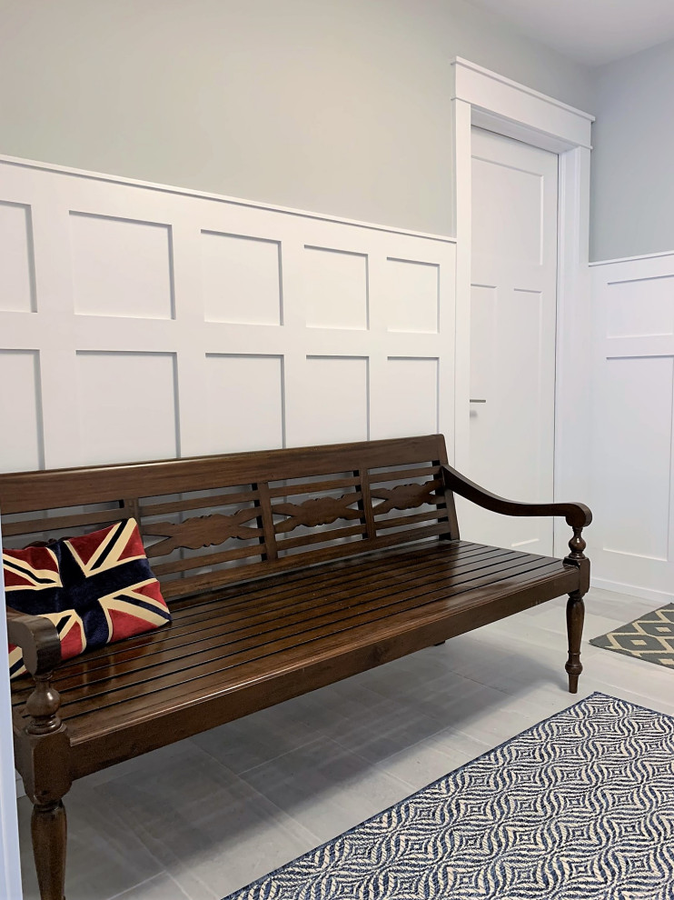 Источник вдохновения для домашнего уюта: тамбур среднего размера в классическом стиле с серыми стенами, полом из керамической плитки, одностворчатой входной дверью, белой входной дверью, синим полом и панелями на стенах