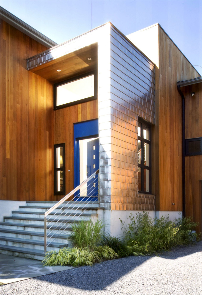 Стильный дизайн: входная дверь среднего размера в современном стиле с одностворчатой входной дверью, синей входной дверью и коричневыми стенами - последний тренд