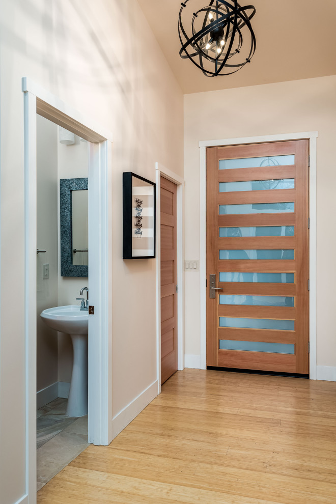 Imagen de puerta principal blanca vintage grande con paredes blancas, suelo de madera clara, puerta simple, puerta de madera clara y suelo marrón